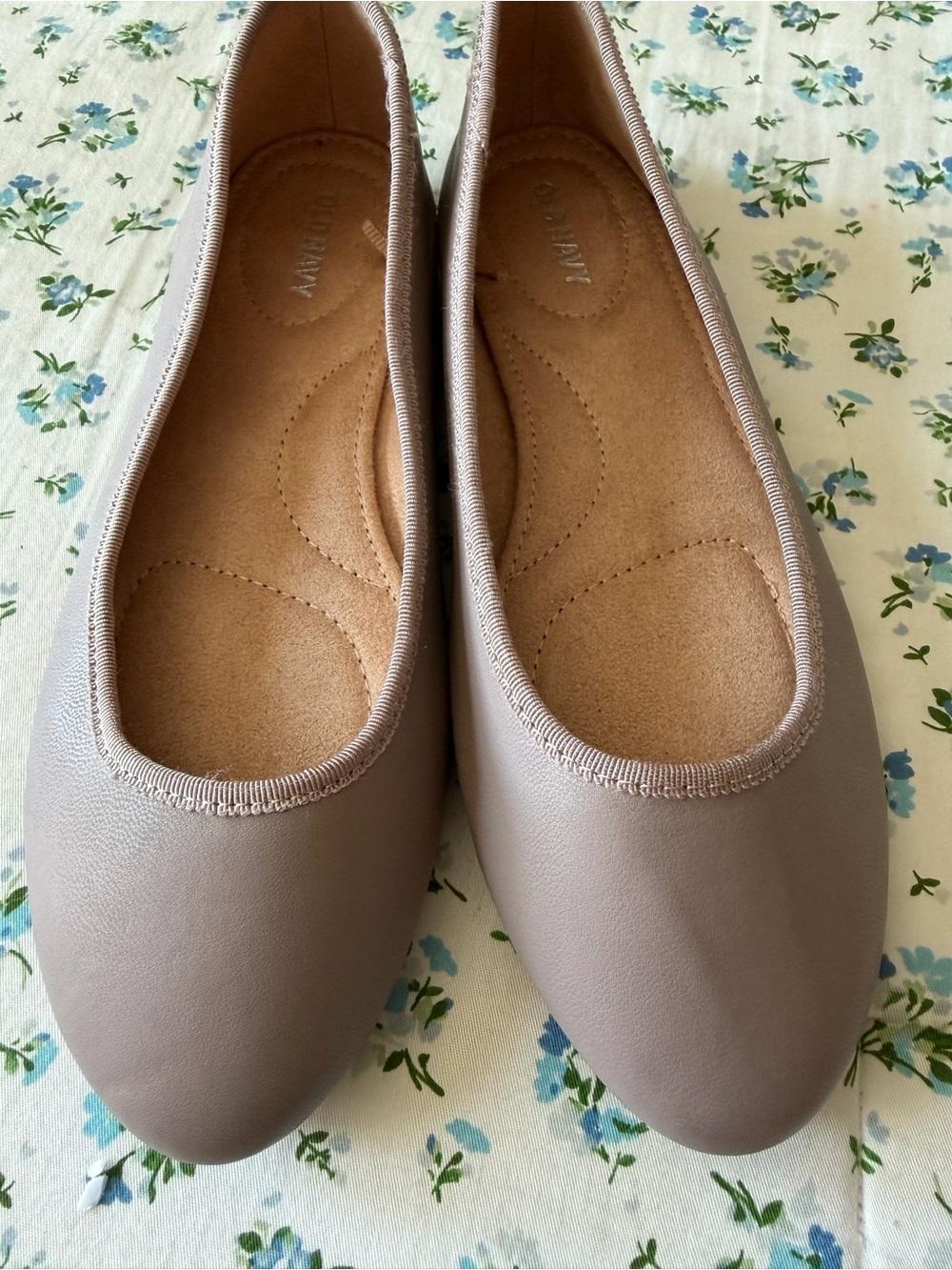 Old Navy Women's Ballet Flats in Taupe